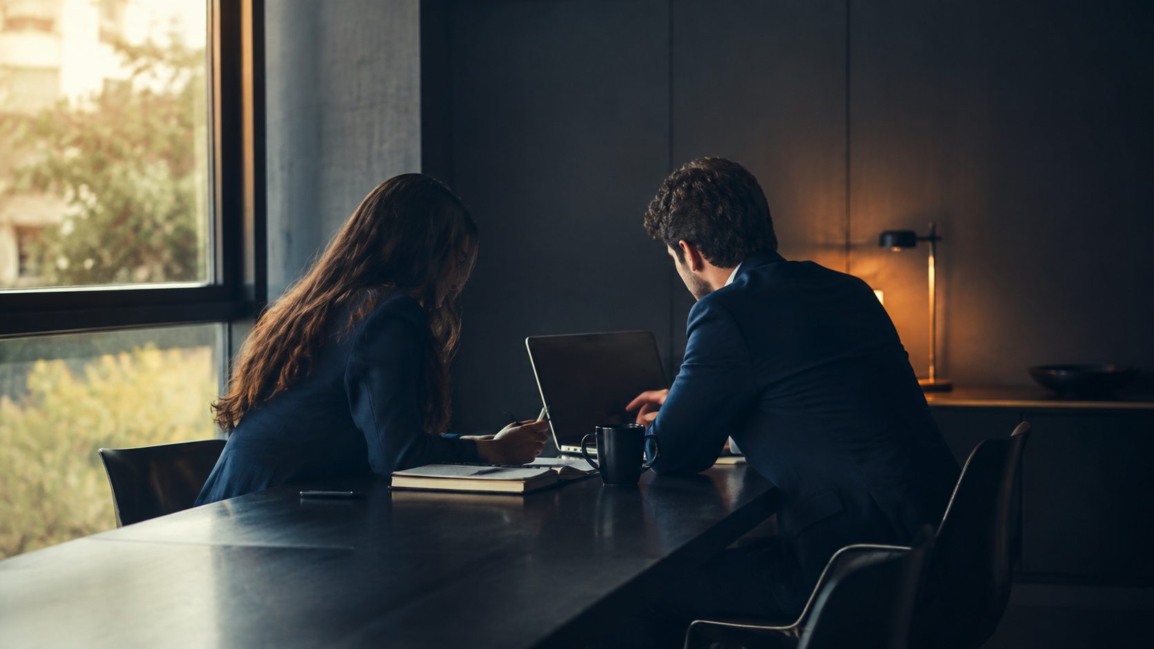 Duas pessoas concentradas em uma conversa de trabalho